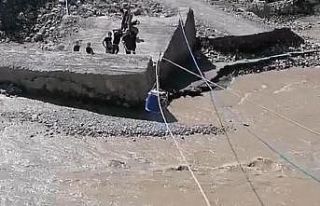 Selde köprüleri yıkılın köylüler, çay üzerine...