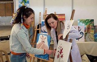 Serebral Palsi hastası Kübra, resim yeteneğini...