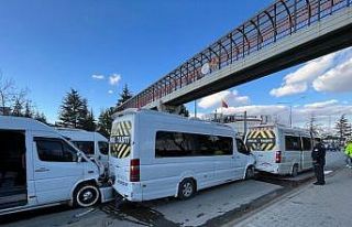 Servis minibüslerin kazası çevreyolunu kilitledi