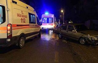 Seyir halindeki iki otomobil çarpıştı: 2 yaralı