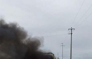 Seyir halindeki minibüs alev alev yandı