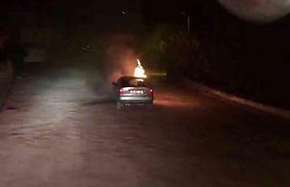 Seyir halindeki otomobil alev aldı