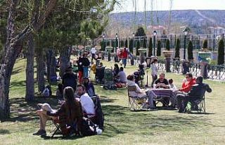 Sıcak havanın keyfini Porsuk kıyısında çıkardılar