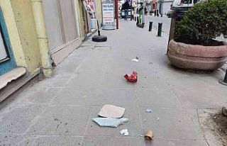 Şiddetli rüzgar çöpleri sokaklara saçtı