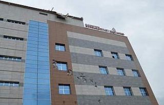 Şiddetli rüzgar hastanenin çatısını uçurdu