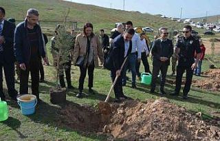 Siirt’te şehit polisler anısına 177 fidan toprakla...