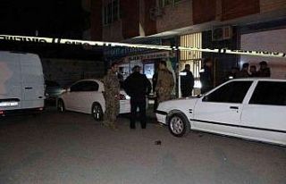 Silahla kafasına ateş eden polis memuru ağır yaralandı