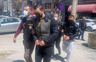 Silahla yaralama ve darp şüphelisi 2 kişi adliyeye...