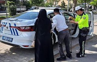 Sınava girecek olan engelli gencin yardımına trafik...