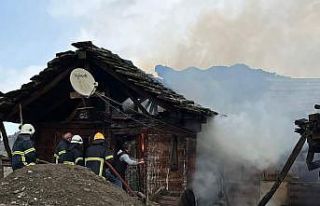 Sinop’ta 1 ev ve 3 ambar yandı