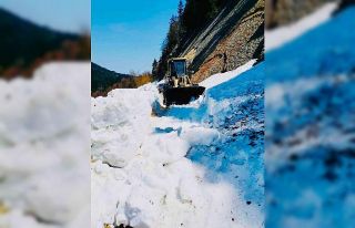 Sinop’ta kar nedeniyle kapalı olan köy yolu ulaşıma...