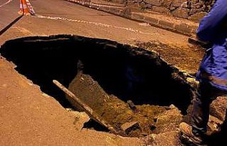 Şişli’de yol çöktü, etrafı kanalizasyon kokusu...
