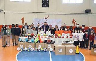 Sivas’ta 1 milyonluk spor malzemesi dağıtıldı