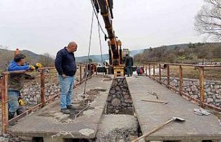 Soma Belediyesi eskiyen köprüyü 16 saatte yeniledi
