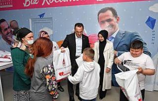 Sosyal market 300 yetim çocuğu giydirdi