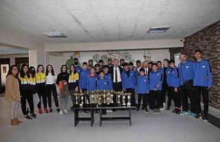 Sporcular kupa ve madalyaları ile başkan Şahiner’i...