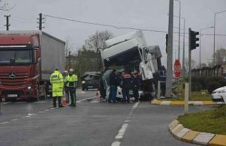 Su yüklü tır ışıklarda duramayarak önündeki...
