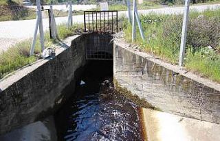 Sulama kanalı simsiyah akmaya başladı