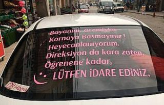 Sürücü adayı eşi için arabasının arkasına...