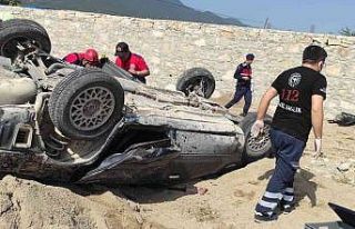 Takla atan otomobilin sürücüsü sıkışarak can...