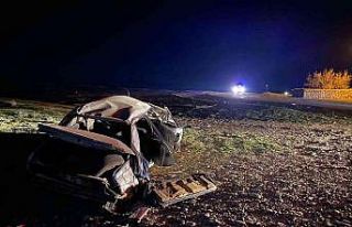 Takla atarak hurdaya dönen araçtaki 2 kişi ağır...