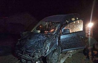 Takla atıp tarım arazisine devrilen aracın sürücüsü...