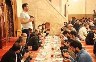 Tarihi camide iftar açtılar