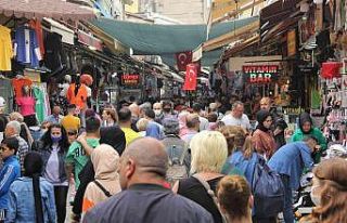 Tarihi Kemeraltı Çarşısı’nda bayram alışverişi...