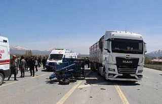 Tarım aracıyla tır çarpıştı: 4 yaralı