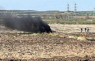 Tarlada yanan traktör kullanılamaz hale geldi