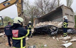 Taş yüklü kamyon çarpıştığı aracın üzerine...