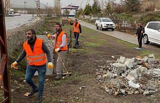 Tatvan’daki mezarlıklarda bayram temizliği