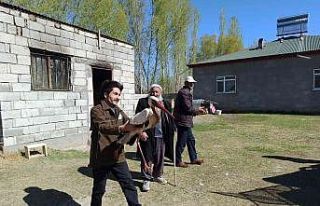 Tedavisi tamamlanan leylek doğaya bırakıldı
