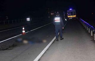 Tekirdağ’da karayolunda yürüyen yayaya tır çarptı,...