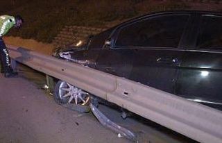 TEM otoyolunda kontrolü kaybeden sürücü su kanalına...