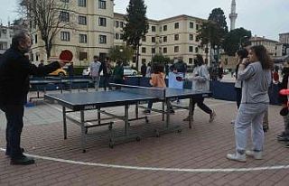 Tenisçiler masada yarıştı