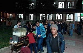 Teravih namazı sonrası vatandaşlara ballı süt...