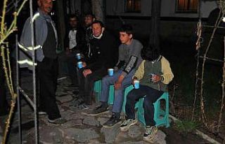 Teravih sonrası közde çay ikramı geleneği sürüyor