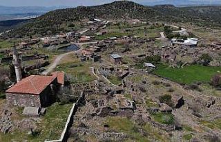 Terk edilen köy yapımcıların gözdesi oldu