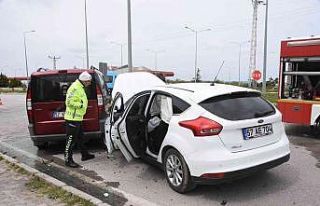 Ters şeritten çıkan araçla kafa kafaya çarpıştı:...