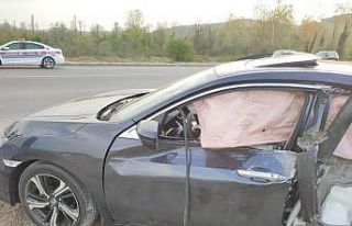 Ters yönden gelen traktör otomobili biçti