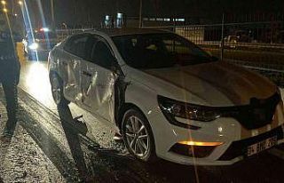 TIR, otomobilleri biçti: 3 yaralı
