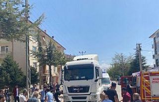 Tırın altında kalan bisiklet sürücüsü kaldırıldığı...