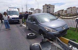 Tırın sıkıştırdığı otomobil orta refüje...