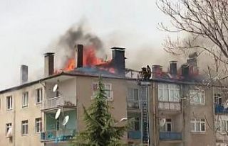 Tokat’ta apartmanın çatısı alevlere teslim oldu