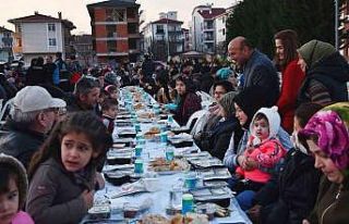 “Toplu iftarlar, çocuklarımızı eğitiyor”