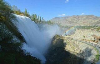 Tortum Şelalesi coştu