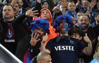 Trabzonsporlu taraftarlar tarihi şampiyonluk sevincini...