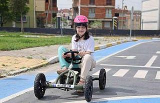 Trafik eğitimi parkında çocuklar direksiyon başına...