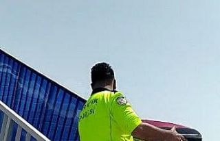 Trafik polisinden örnek davranış